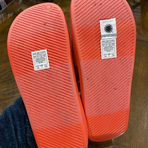 Ugg pool slides womens size 8 - Picture 4 of 9